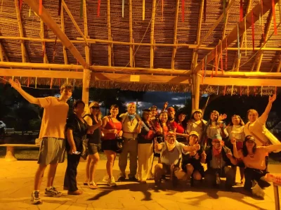 Grupo de turistas participando en una actividad cultural con comunidad nativa en Lamas, durante el tour desde Tarapoto
