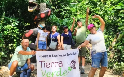 Turistas de Tierra Verde posando frente a la escultura de serpiente en Urkus Zoo, durante el city tour en Tarapoto