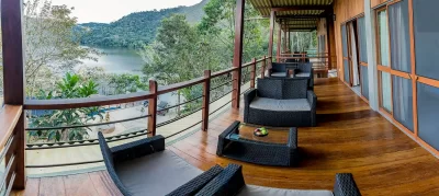 Balcón con sillones y vista directa a la Laguna Azul desde el lodge Sumaj Lagoon Blue en Sauce, Tarapoto