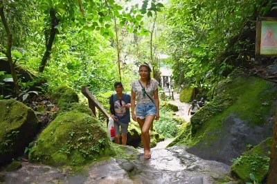 Turistas recorriendo el sendero natural hacia la catarata de Ahuashiyacu en la selva de Tarapoto