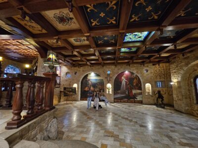 Interior del Castillo de Lamas, representando la cultura y naturaleza de la selva peruana.