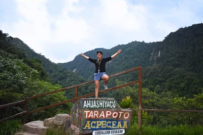 Turista en el mirador de Ahuashiyacu con vista a la Cordillera Escalera, durante el tour en Tarapoto