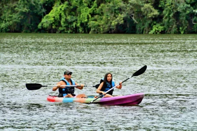 Turistas remando en kayak doble sobre la Laguna Azul, actividad recreativa cerca del lodge Sumaj Lagoon Blue en Tarapoto
