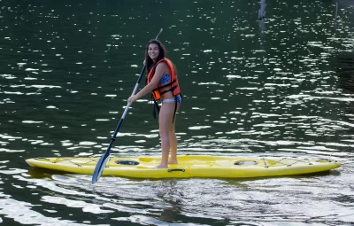 Turista practicando kayak en la Laguna Azul frente al lodge ecológico Sumaj Lagoon Blue, en Tarapoto