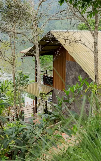 Bungalow ecológico en lodge Sumaj Lagoon Blue con vista a la Laguna Azul, rodeado de vegetación tropical en Tarapoto, Perú