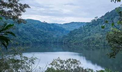 Vista natural de la Laguna Azul rodeada de selva tropical, capturada desde el lodge Sumaj Lagoon Blue en Tarapoto