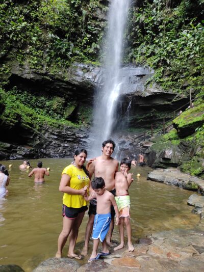 Disfrutando de un baño en la catarata de Ahuashiyacu, rodeada de vegetación selvática en Tarapoto.