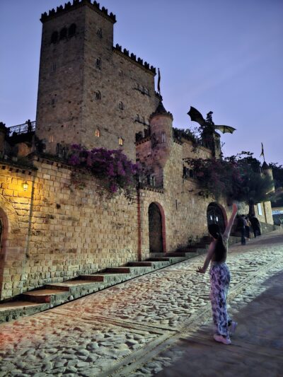 Castillo de Lamas al atardecer, con su arquitectura medieval iluminada por los últimos rayos del sol en la selva peruana.