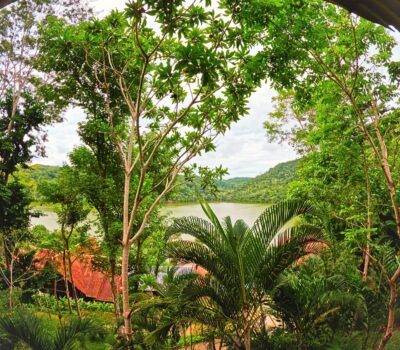 Vista panorámica de la Laguna Azul en Tarapoto, rodeada de exuberante vegetación desde lo alto de un cerro